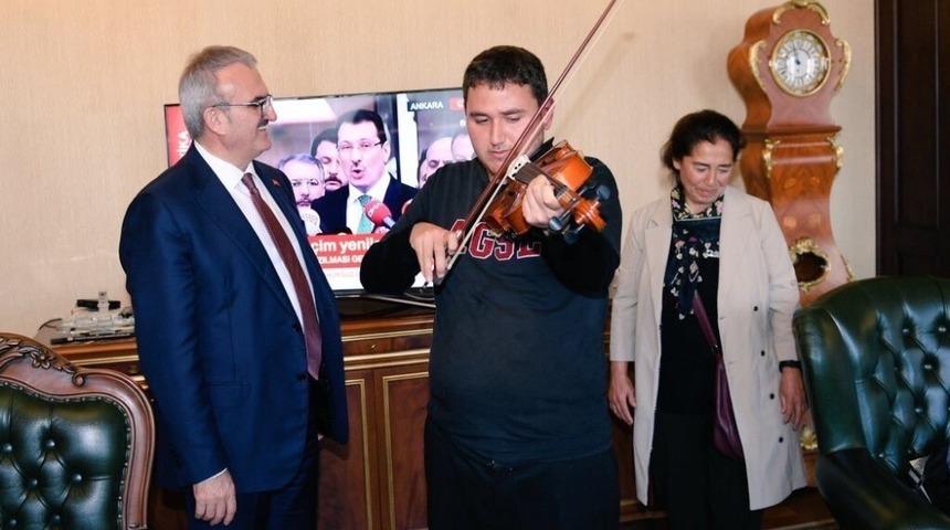 M&uuml;zik dehası otizmli Taylan, Vali Karaloğlu&rsquo;yla buluştu