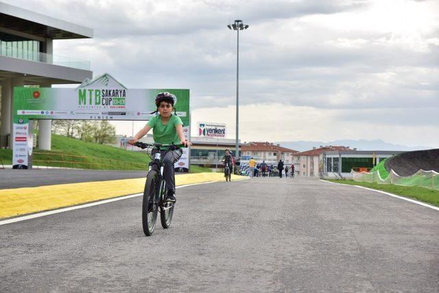 Öğrenciler Ayçiçek Vadisi’nde pedal çevirdi