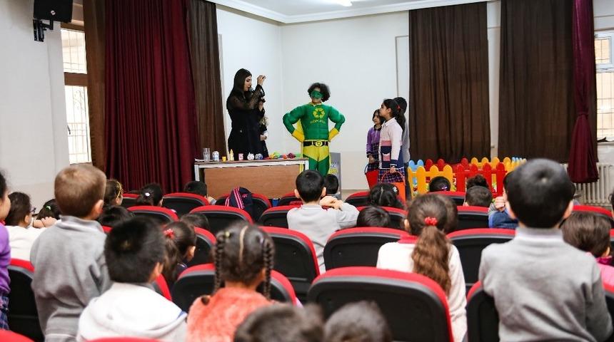 Çocuklar eğlenerek geri dönüşümü öğreniyor