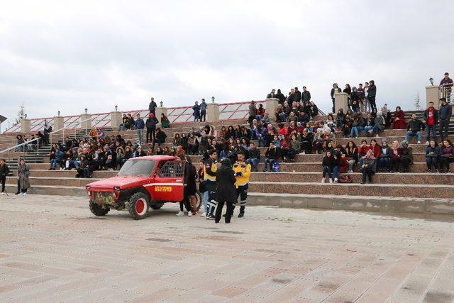 Paramedik öğrenciler yaralılar için yarış yaptı