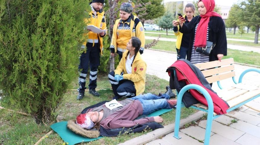 Paramedik &ouml;ğrenciler yaralılar i&ccedil;in yarış yaptı