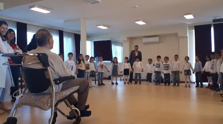 Minik öğrenciler yaşlıları ziyaret etti