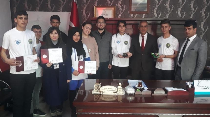 Robot tasarlayan &ouml;ğrencilerden Başkan Ensari&rsquo;ye ziyaret