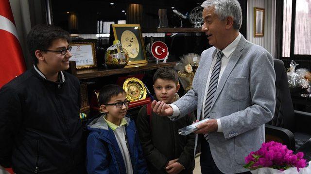 Harçlıklarıyla biriktirdikleri paralarla belediye başkanına kalem ve çikolata aldılar