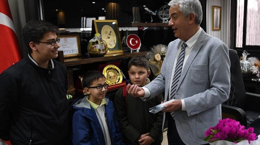 Harçlıklarıyla biriktirdikleri paralarla belediye başkanına kalem ve çikolata aldılar