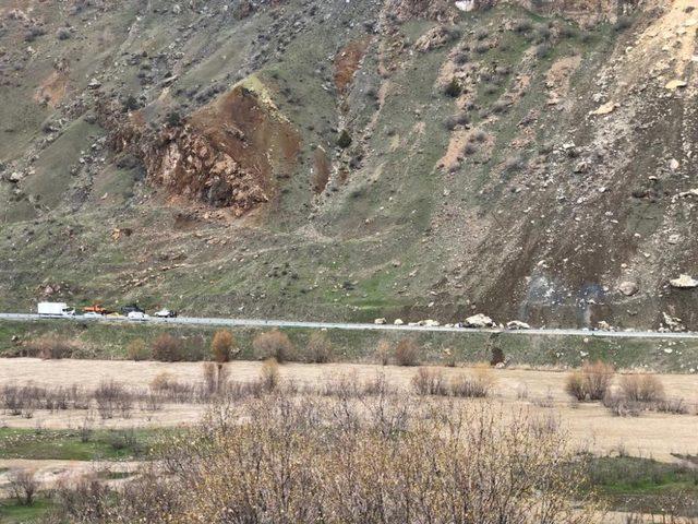 Hakkari - Van karayoluna dev kayalar düştü