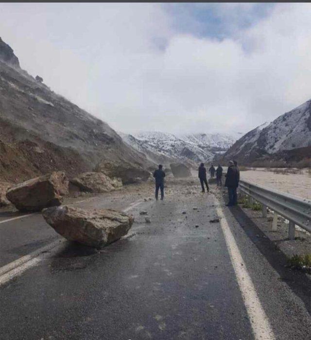 Hakkari - Van karayoluna dev kayalar düştü