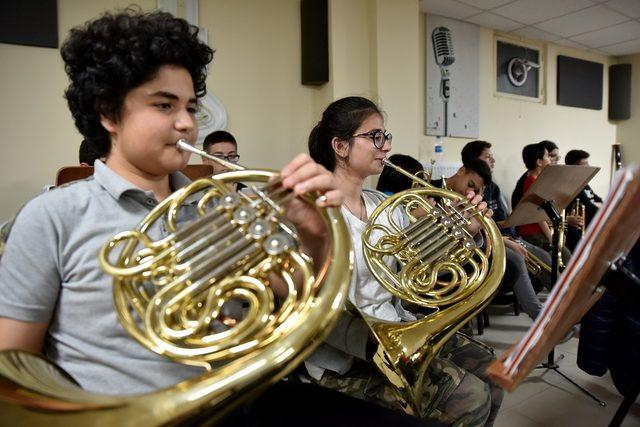 İki Elin Sesi Var Çocuk Senfoni Orkestrası çocukları konsere hazırlanıyor