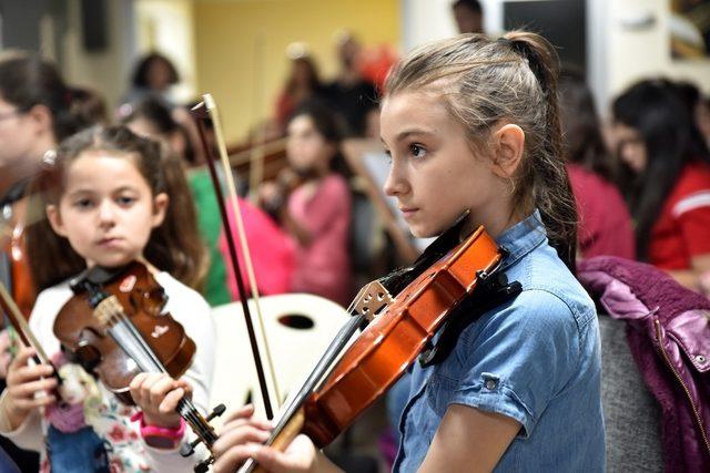 İki Elin Sesi Var Çocuk Senfoni Orkestrası çocukları konsere hazırlanıyor