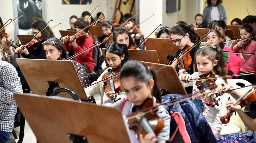 İki Elin Sesi Var &Ccedil;ocuk Senfoni Orkestrası &ccedil;ocukları konsere hazırlanıyor