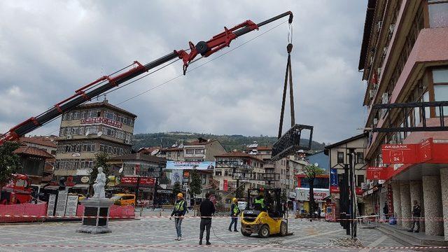 Devrek şehir merkezindeki demir iskeletler sökülüyor