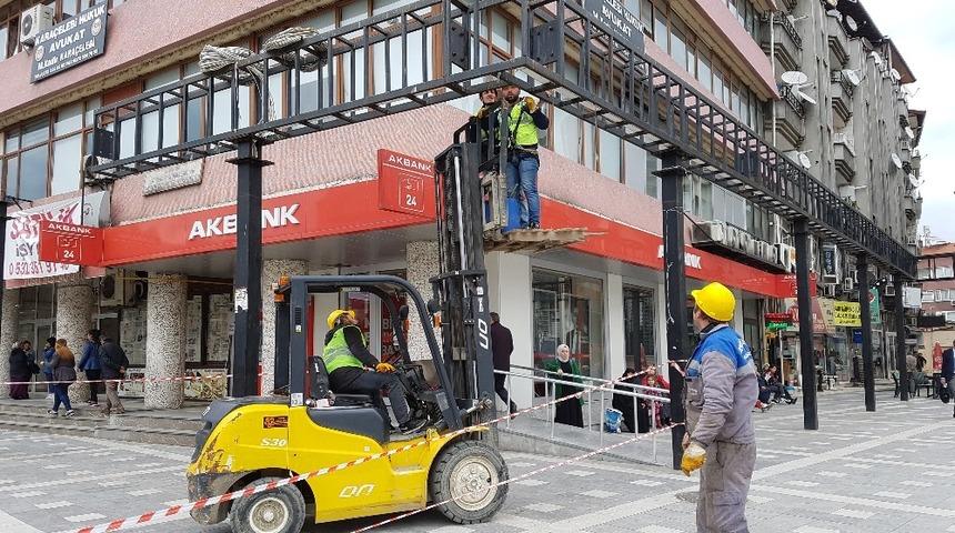 Devrek şehir merkezindeki demir iskeletler sökülüyor