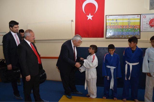 Judo eğitimi alan çocuklara malzeme sürprizi