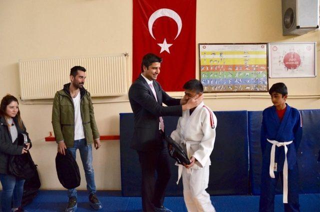 Judo eğitimi alan çocuklara malzeme sürprizi