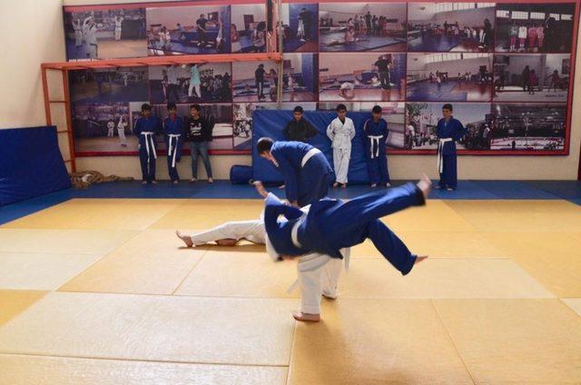 Judo eğitimi alan çocuklara malzeme sürprizi