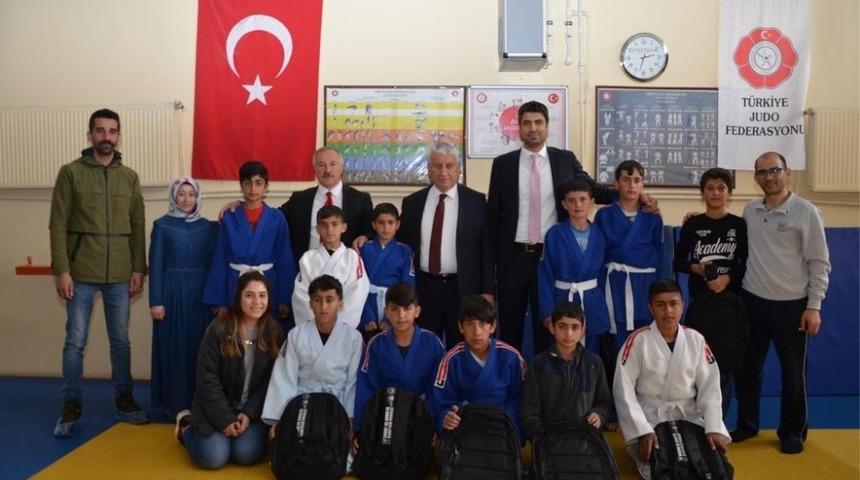 Judo eğitimi alan &ccedil;ocuklara malzeme s&uuml;rprizi