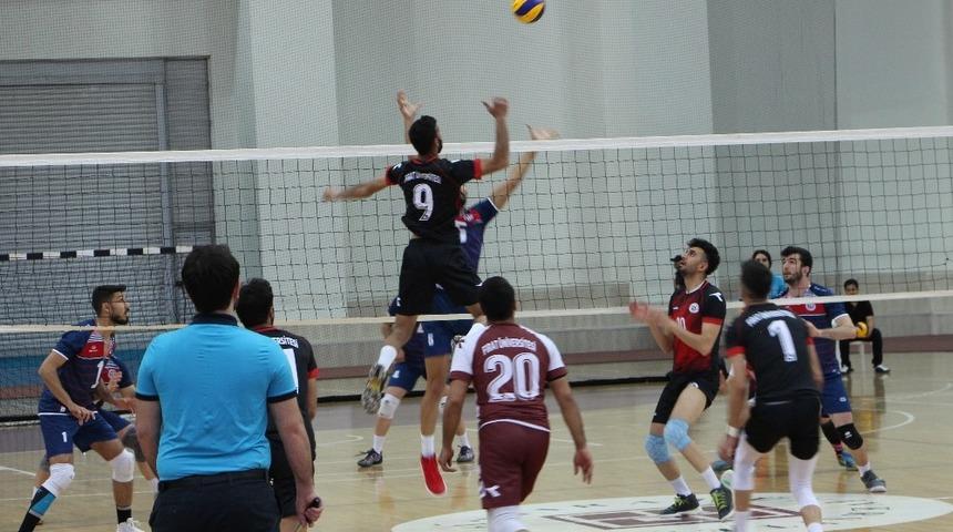 F&Uuml;&rsquo;de, Voleybol 1. Lig m&uuml;sabakaları başladı