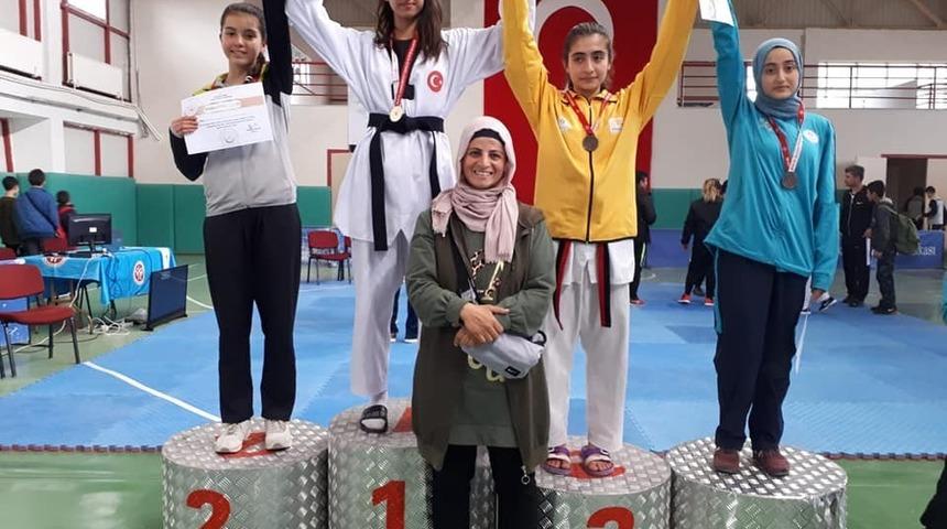B&uuml;şra &Ouml;zt&uuml;rk Analig Taekwondo&rsquo;da T&uuml;rkiye Şampiyonu