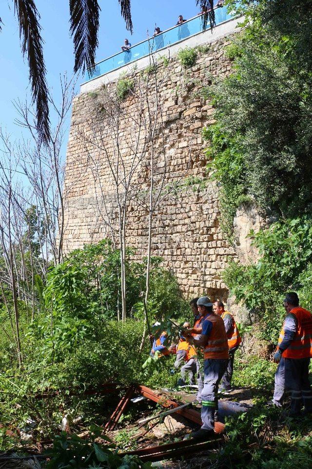 Büyükşehir’den tarihi surlarda bahar temizliği