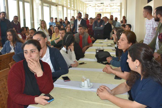 İşten çıkarılan işçiler toplandı, belediye başkan yardımcısı söz verdi