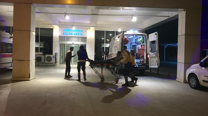 Kuşadası&rsquo;nda eşini ekmek bı&ccedil;ağıyla kesmeye &ccedil;alışan kişiyi polisler ikna etti