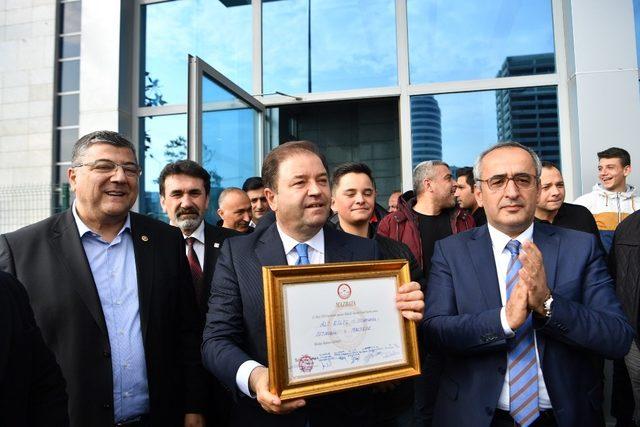 Maltepe Belediye Başkanı Ali Kılıç mazbatasını aldı