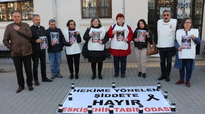 Sağlık çalışanları şiddete karşı nöbet tuttu