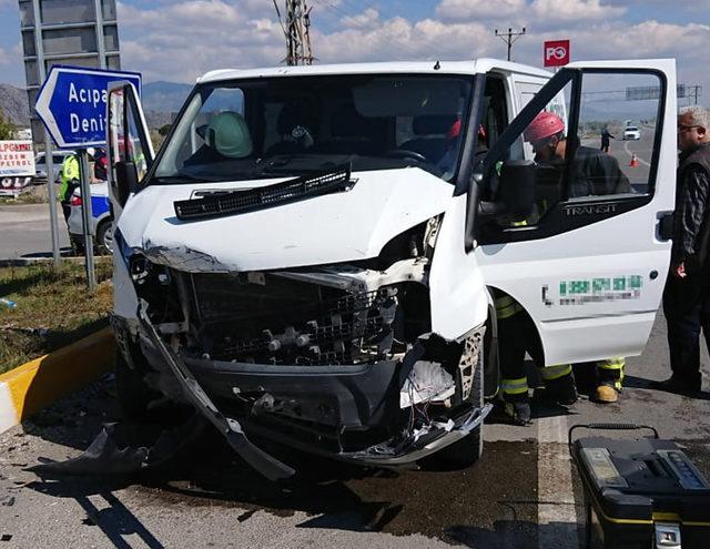 Minibüsle otomobil çarpıştı: 4 yaralı