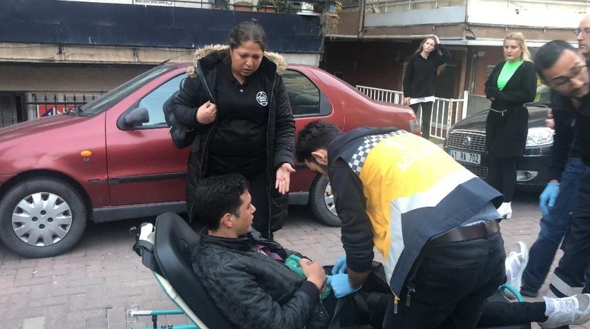 Tartıştığı arkadaşını sokak ortasında bı&ccedil;akladı