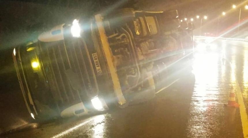 Samsun&rsquo;da tır devrildi: 1 yaralı