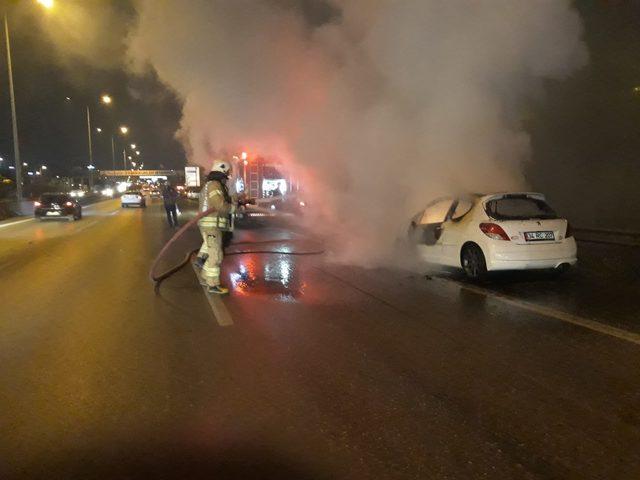 D-100 Karayolu'nda otomobil alev alev yandı