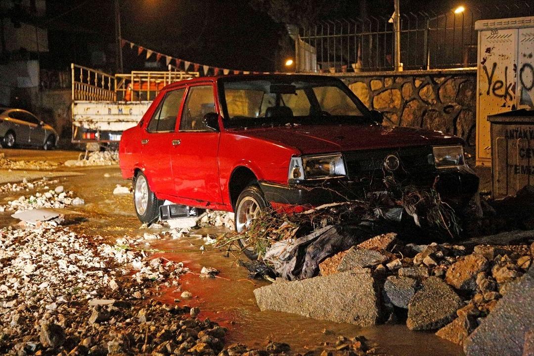 Hatay'da sağanak yağış hayatı fel&ccedil; etti