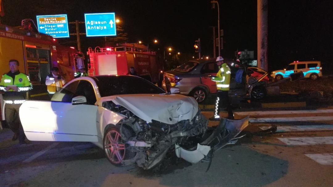 Cadde savaş alanına d&ouml;nd&uuml;! Dakikalarca kurtarılmayı bekledi