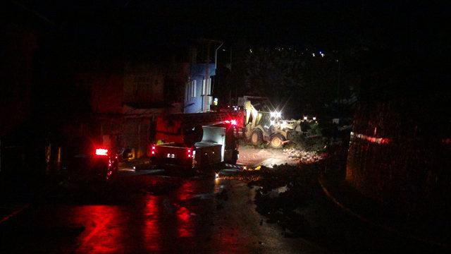 Hatay’da sağanak sele neden oldu, bir okulun istinat duvarı yıkıldı