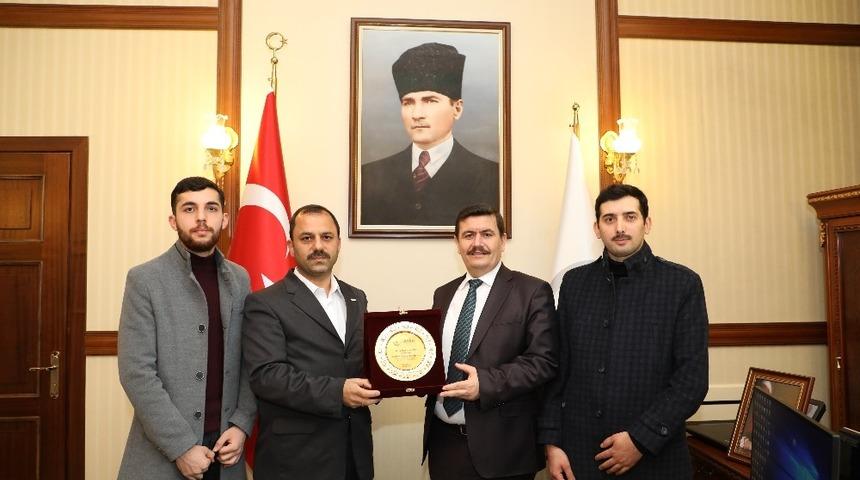 Hayrat İnsani Yardım Derneğinden Vali Arslantaş&rsquo;a teşekk&uuml;r plaketi