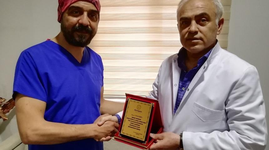Melikgazi Hastanesinden Yılın En Başarılı Cerrahına Plaket