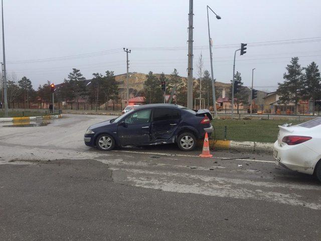 Kırmızı ışık ihlali kazaya neden oldu