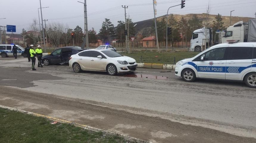 Kırmızı ışık ihlali kazaya neden oldu