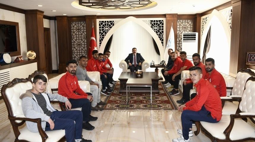 Sportif Faaliyetler Kul&uuml;b&uuml;nden Vali Akbıyık&rsquo;a ziyaret