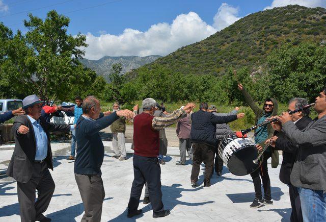 Muhtardan davullu zurnalı teşekkür yemeği