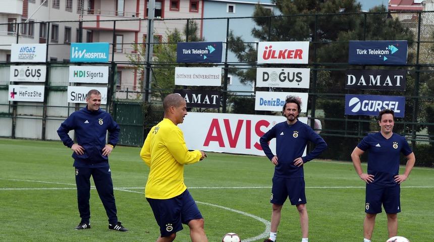 Fenerbahçe'nin eski yıldızları hünerlerini sergiledi