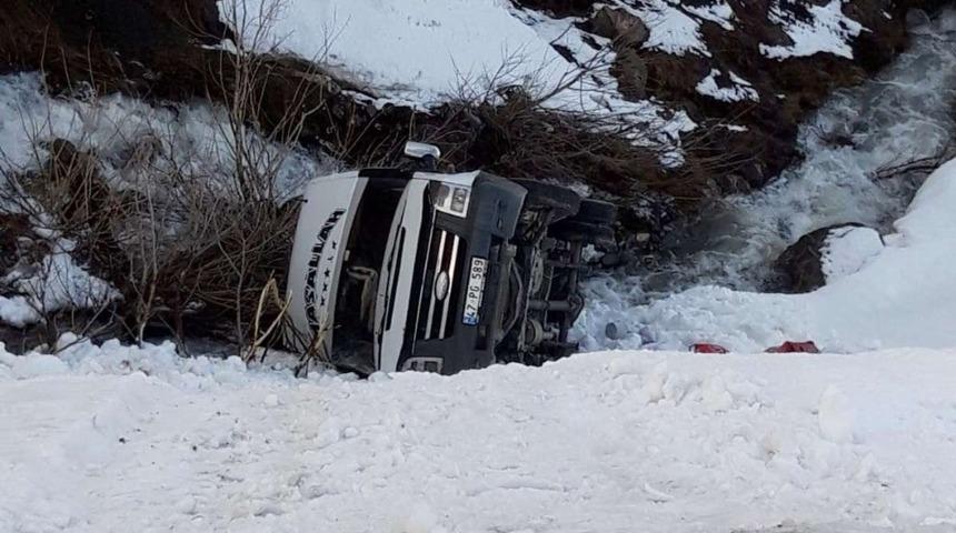Şarampole yuvarlanan minibüsten sağ çıktılar