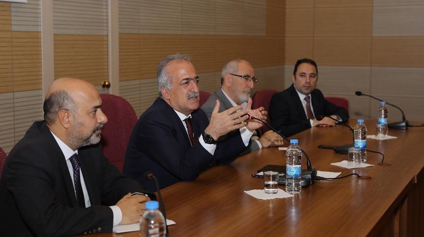 Rekt&ouml;r &Ccedil;omaklı&rsquo;dan Hukuk Fak&uuml;ltesine ziyaret