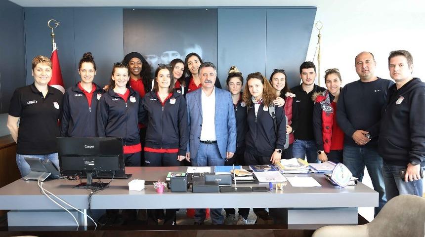 Bayraklı&rsquo;nın kızlarından rakiplerine g&ouml;zdağı