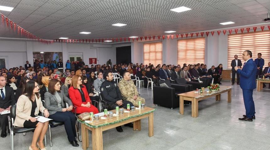 Vali Soyt&uuml;k başarılı &ouml;ğretmenleri &ouml;d&uuml;llendirdi