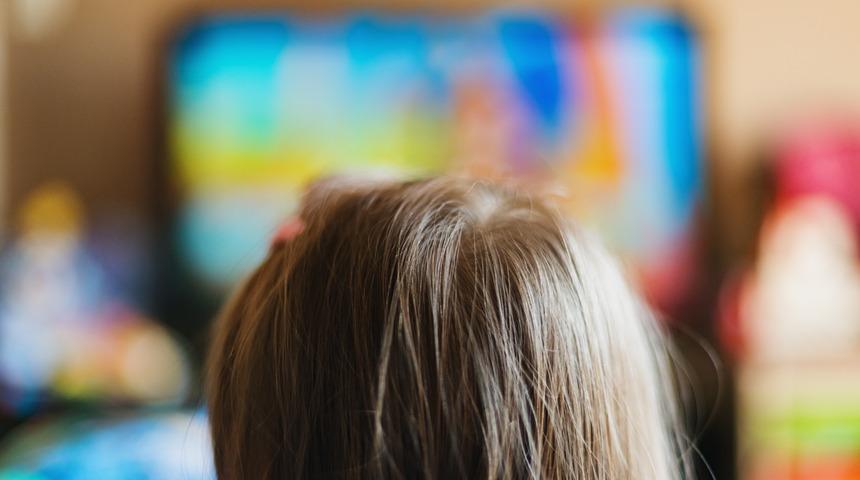 TV’den gözünü ayırmayan bebekte gelişim geriliği şüphesi