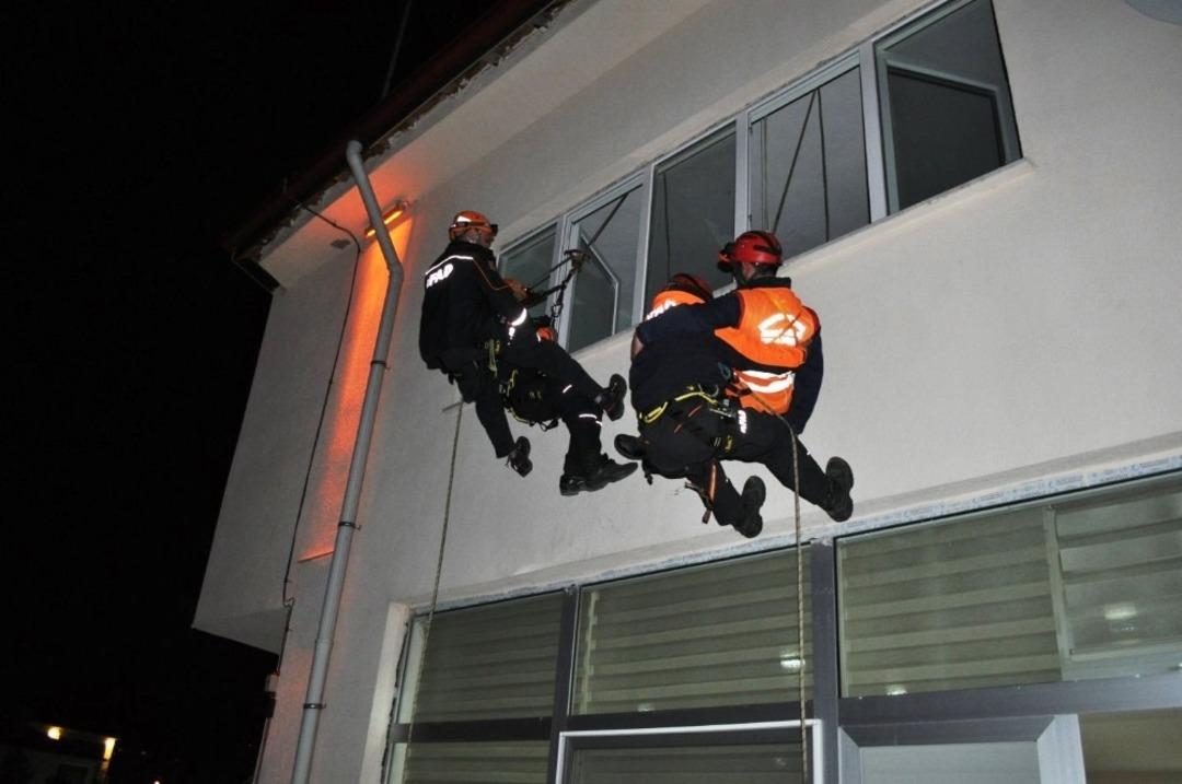 AFAD&rsquo;dan DP&Uuml;, AKUK ve Gen&ccedil; Kızılay topluluklarıyla tahliye ve kurtarma tatbikatı