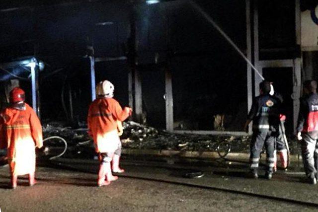 Borcu yüzünden tokat atan iş adamının mağazasını ateşe verdi