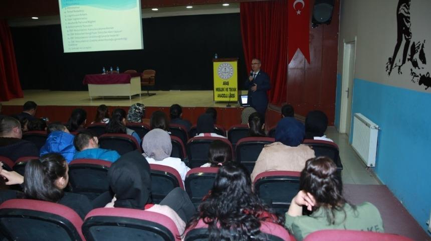 Akademisyenler Lise &ouml;ğrencileriyle buluştu