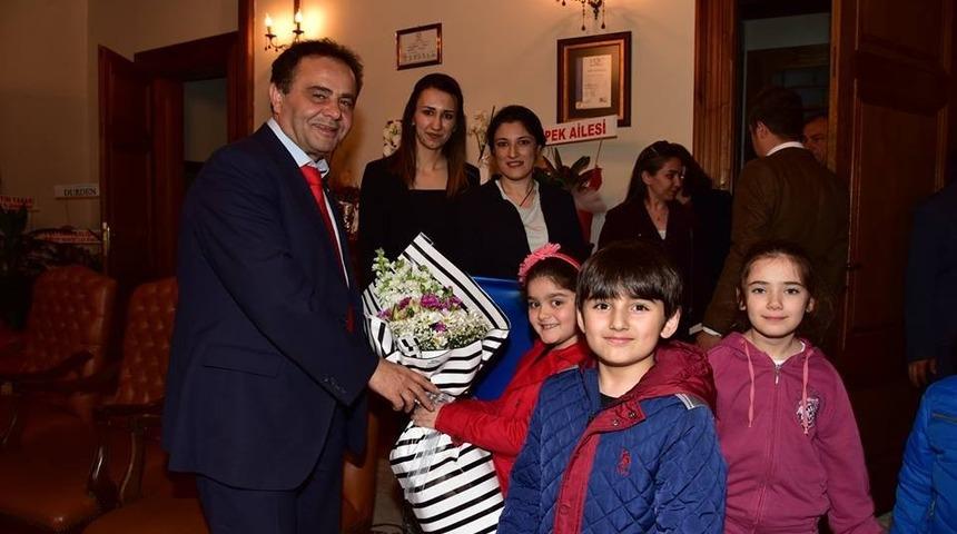 Miniklerden Başkan Şahin’e tebrik ziyareti